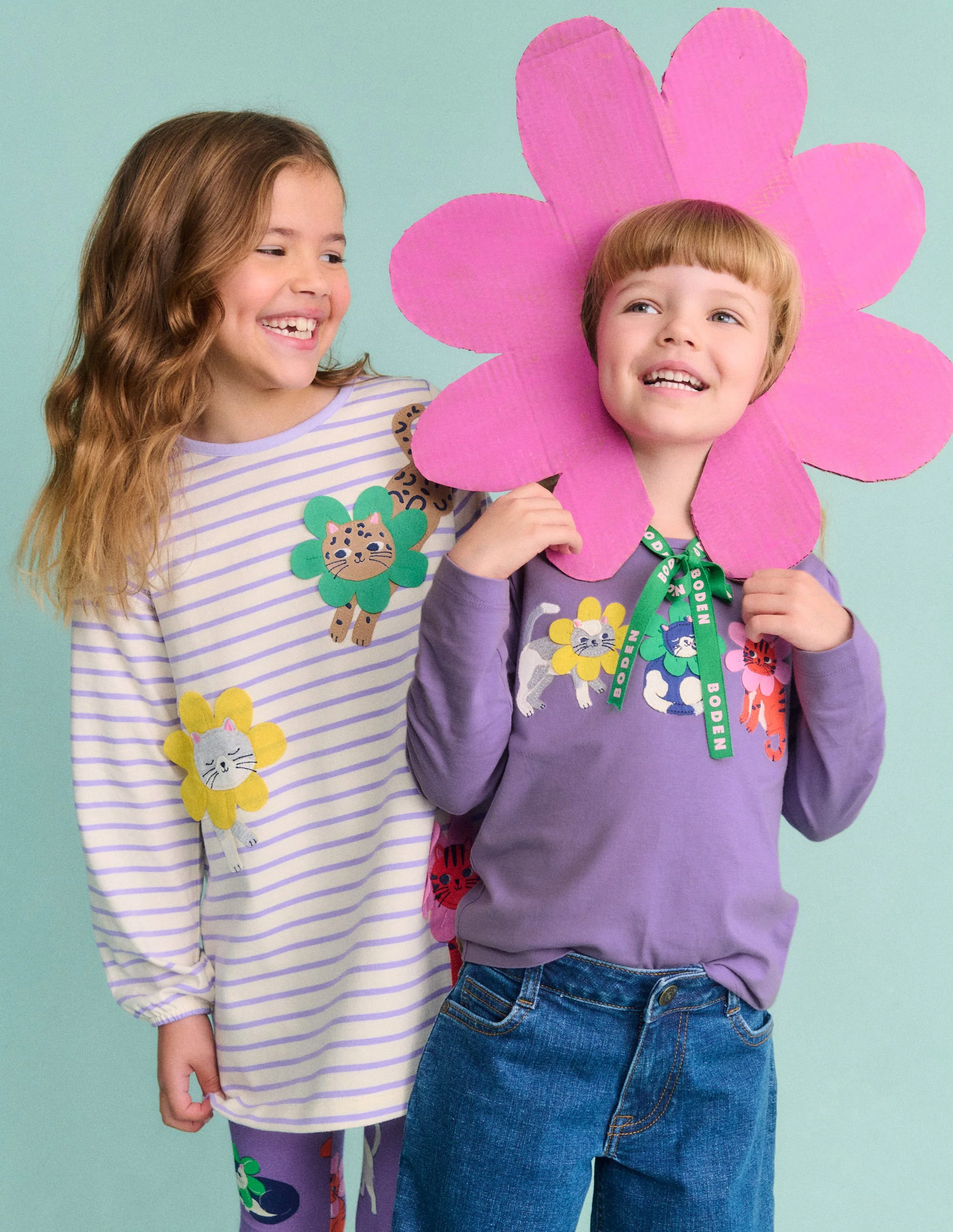 T-Shirt mit Puffärmeln und Applikation-Asternlila Blumen Katzen - Image 5