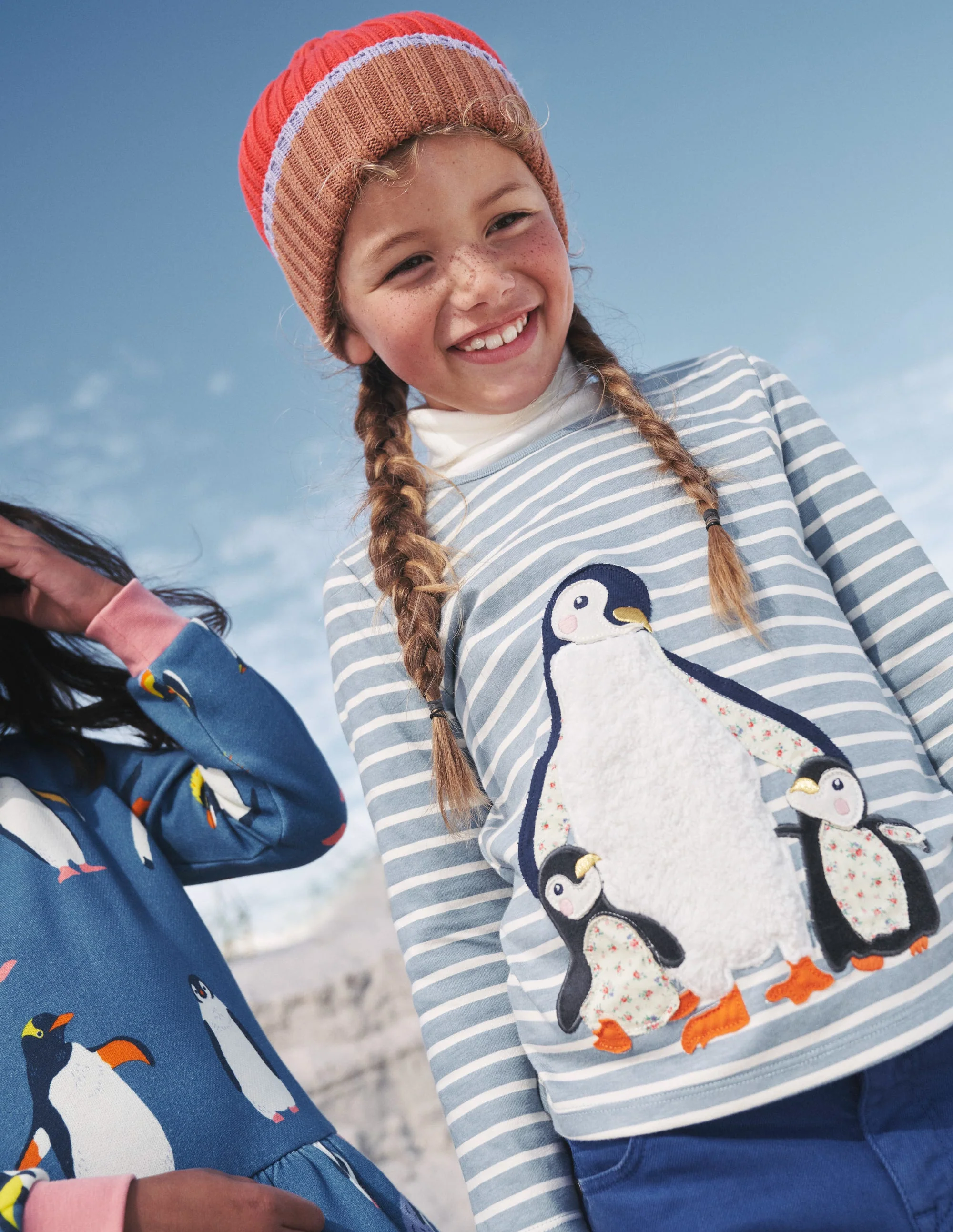 T-Shirt mit Puffärmeln und Applikation-Kieselblau/Naturweiß Pinguin - Image 4