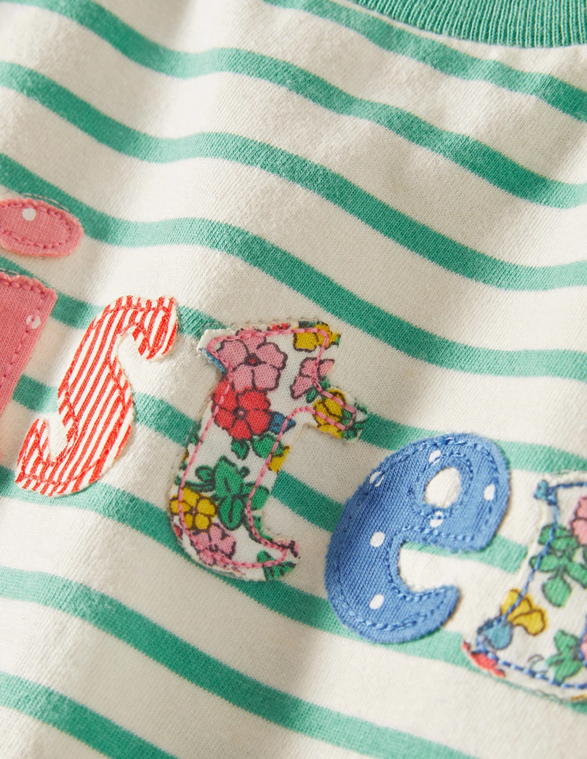 T-Shirt mit Sister-Schriftzug-Spargelgrün/Naturweiß - Image 3