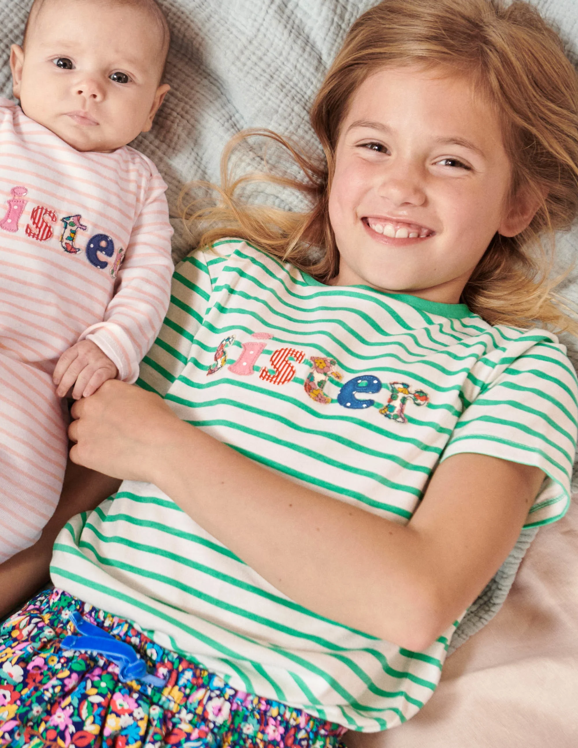 T-Shirt mit Sister-Schriftzug-Spargelgrün/Naturweiß - Image 4