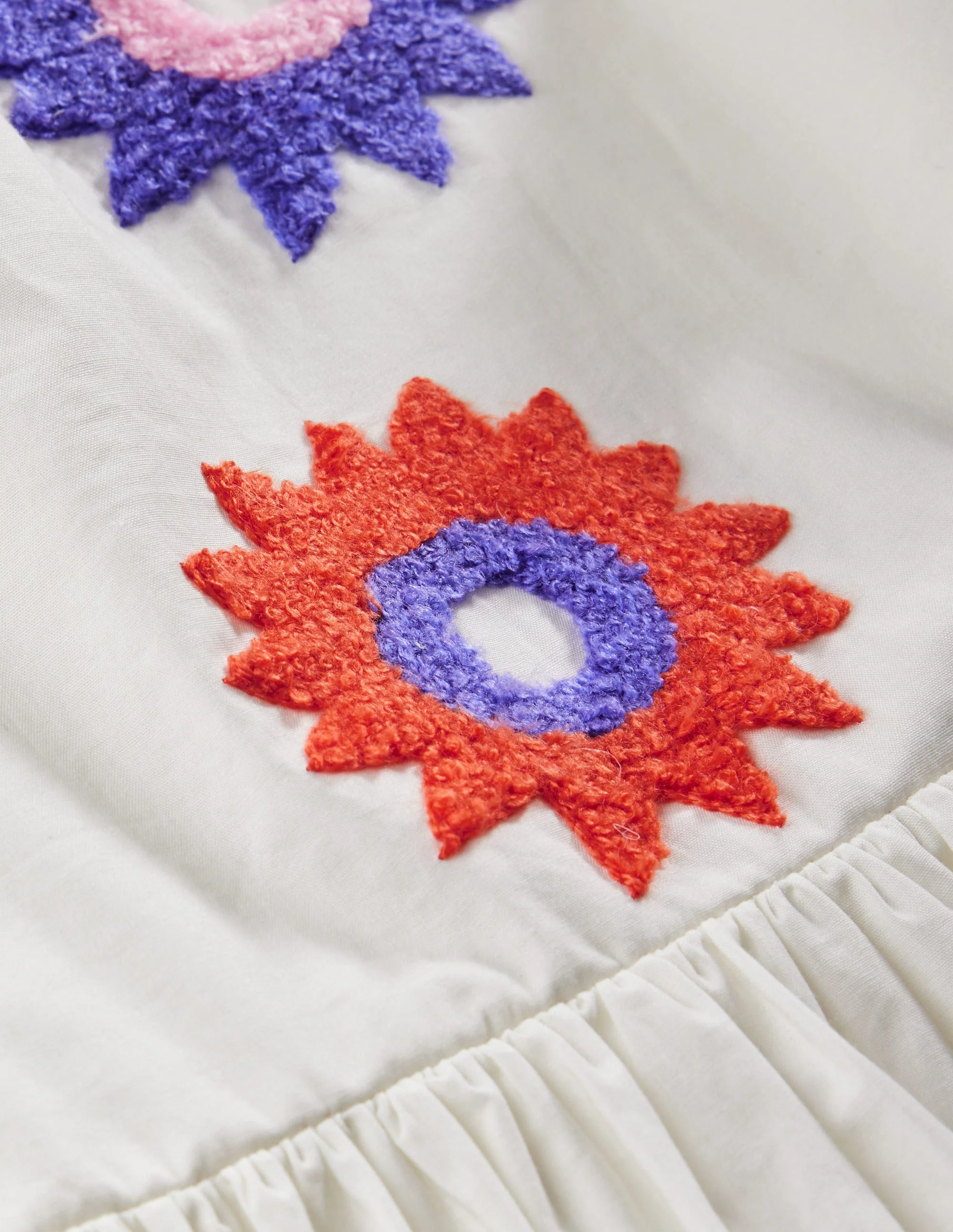 Texturiertes Kleid mit Applikationen-Naturweiß Blumen - Image 3