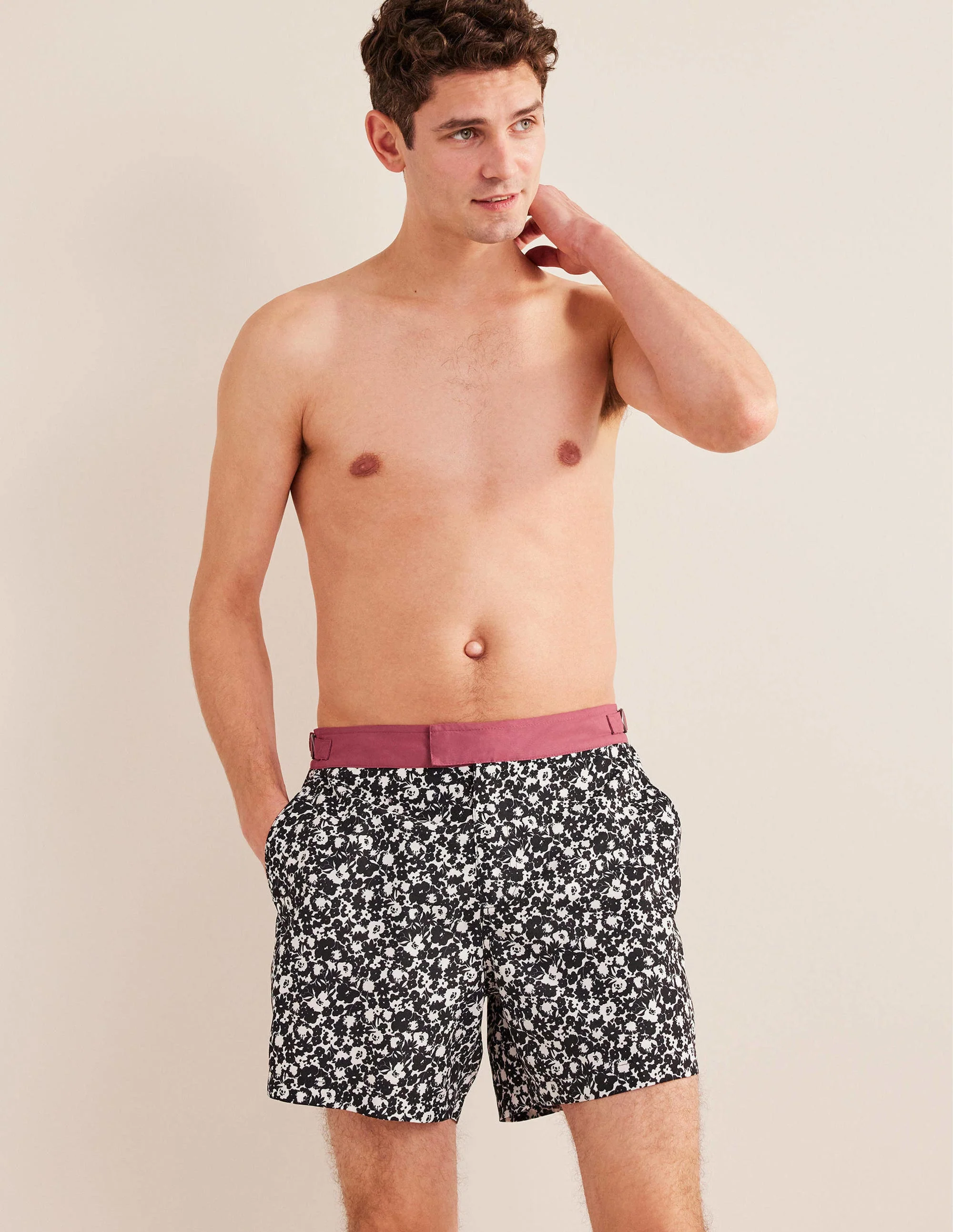 Badeshorts mit fixiertem Taillenbund-Schwarz/Ecru, Blumenmuster