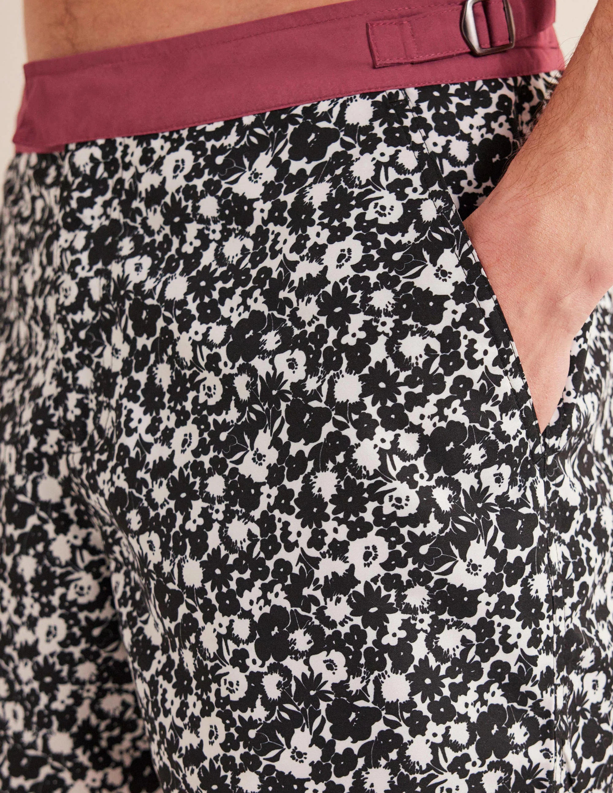 Badeshorts mit fixiertem Taillenbund-Schwarz/Ecru, Blumenmuster - Image 2