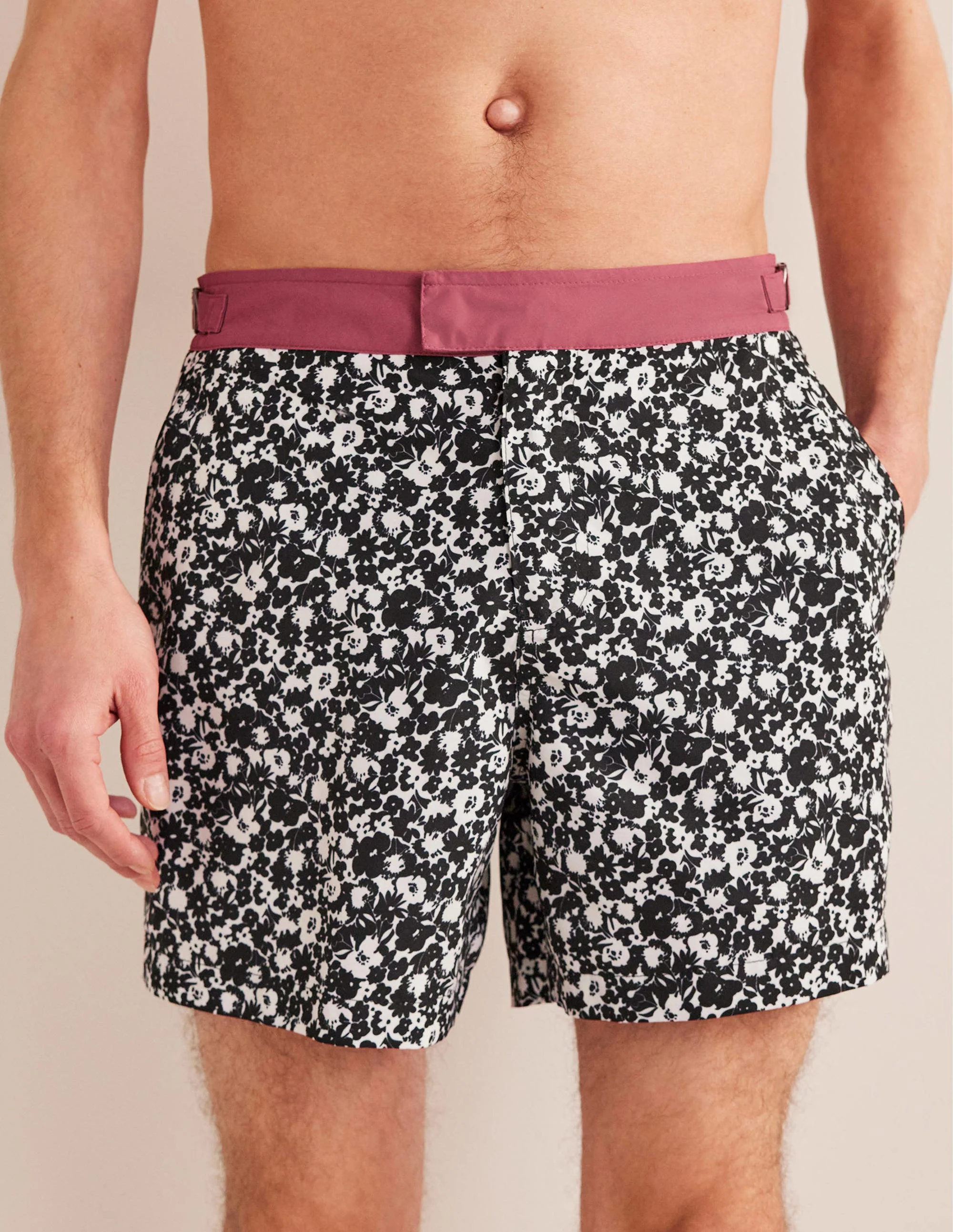 Badeshorts mit fixiertem Taillenbund-Schwarz/Ecru, Blumenmuster - Image 4