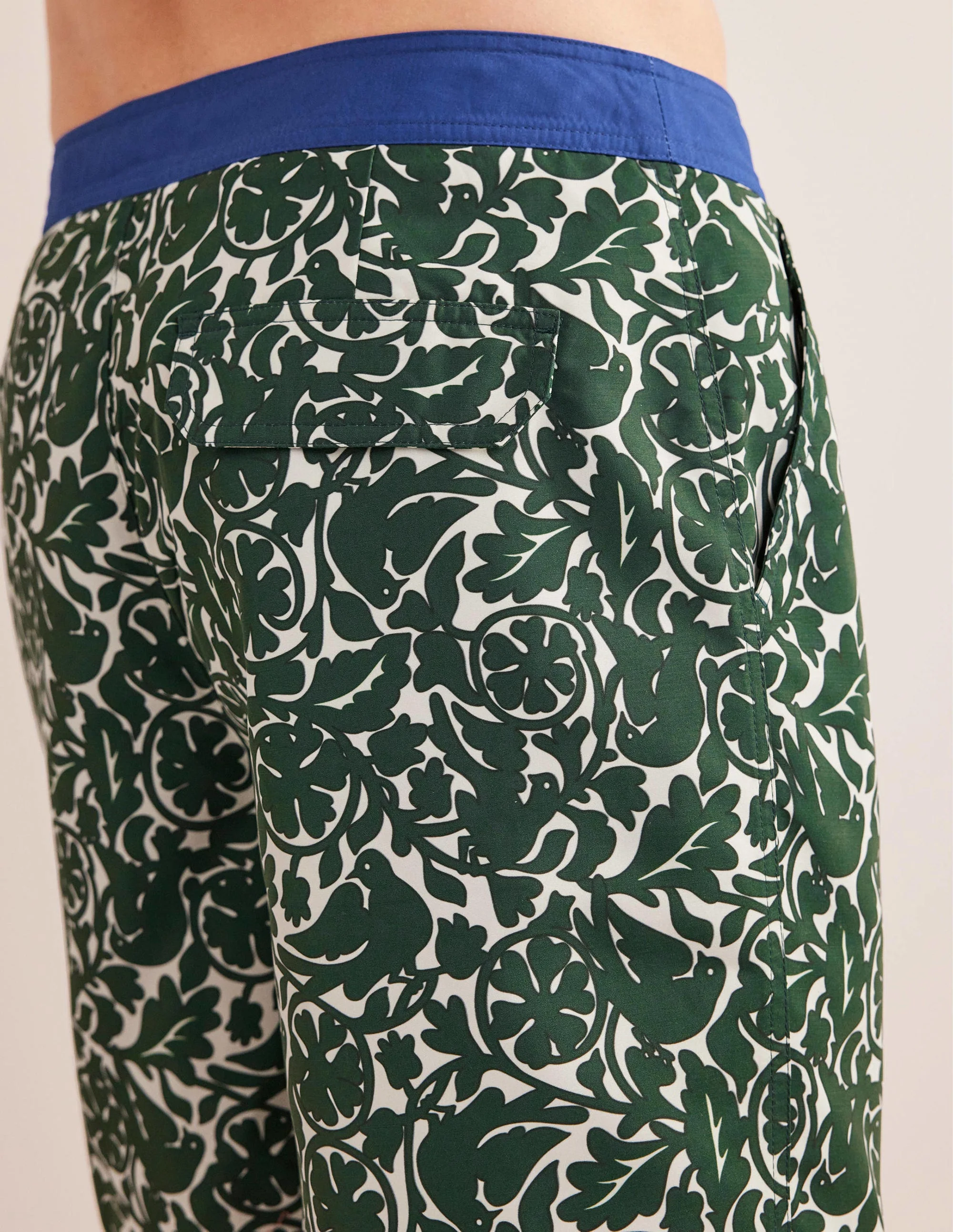 Bermudas mit fixiertem Taillenbund-Fischreihergrün, Vogelmuster - Image 2