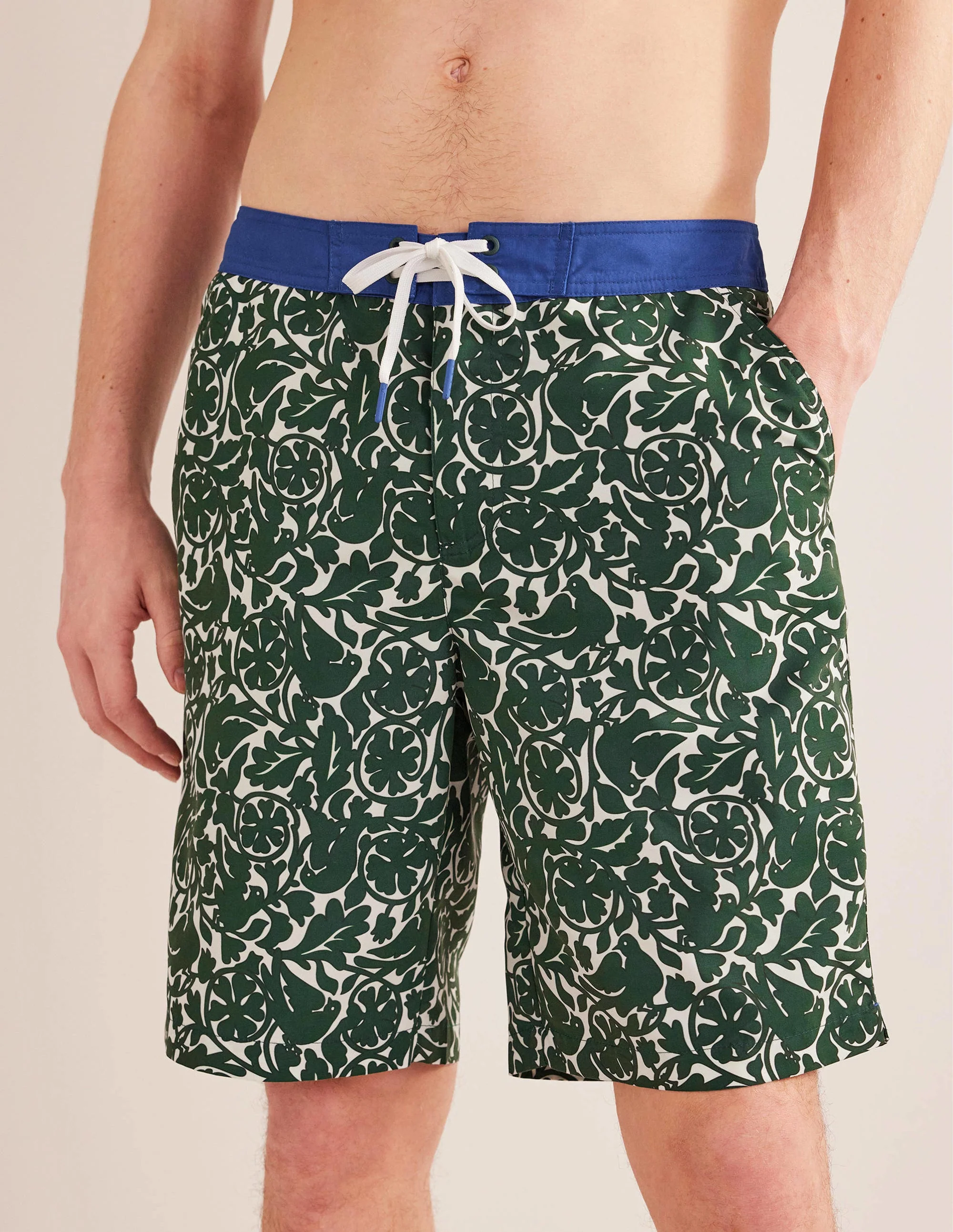 Bermudas mit fixiertem Taillenbund-Fischreihergrün, Vogelmuster - Image 4