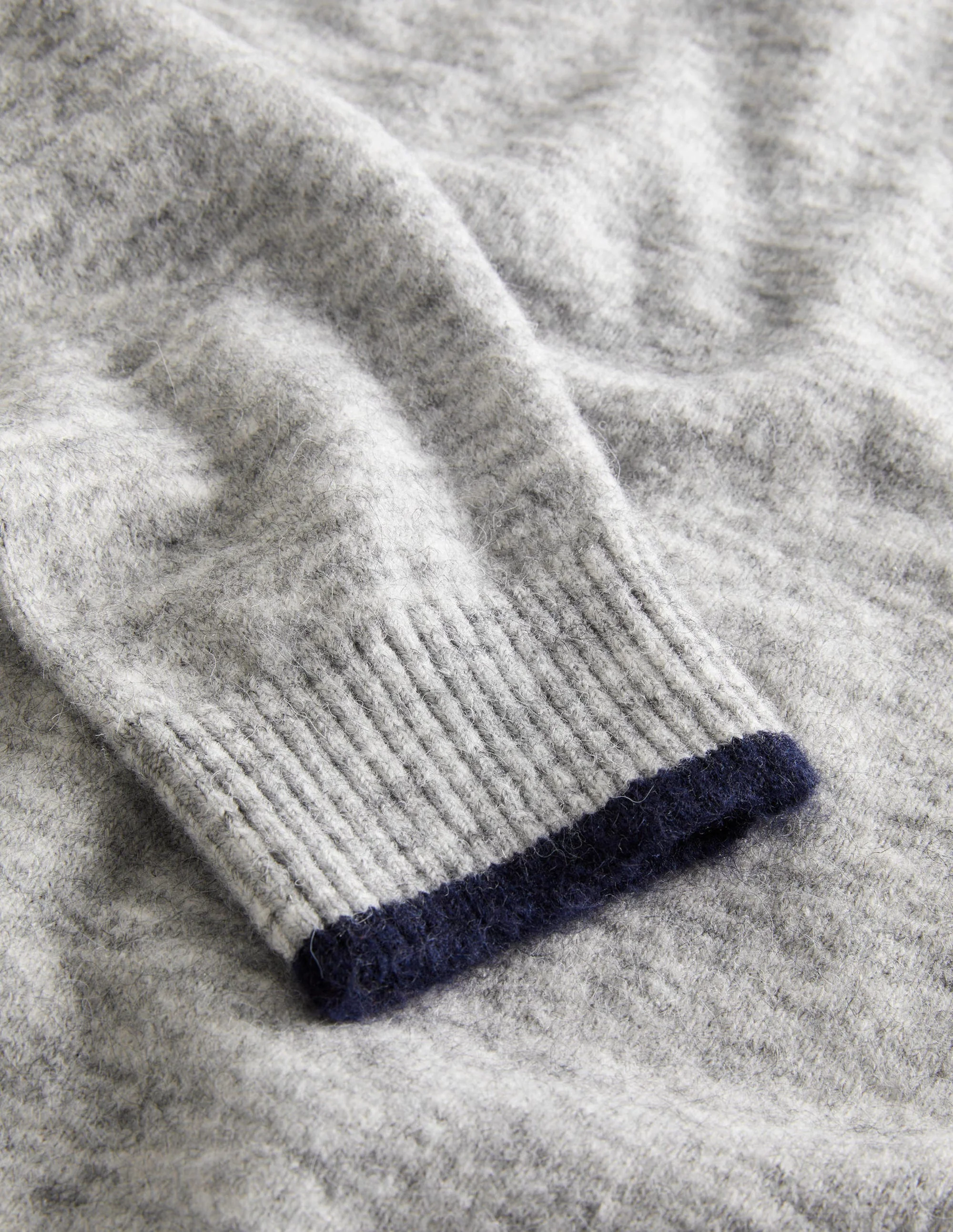 Flauschiger Pullover mit Rundhalsausschnitt-Grau Melange - Image 6