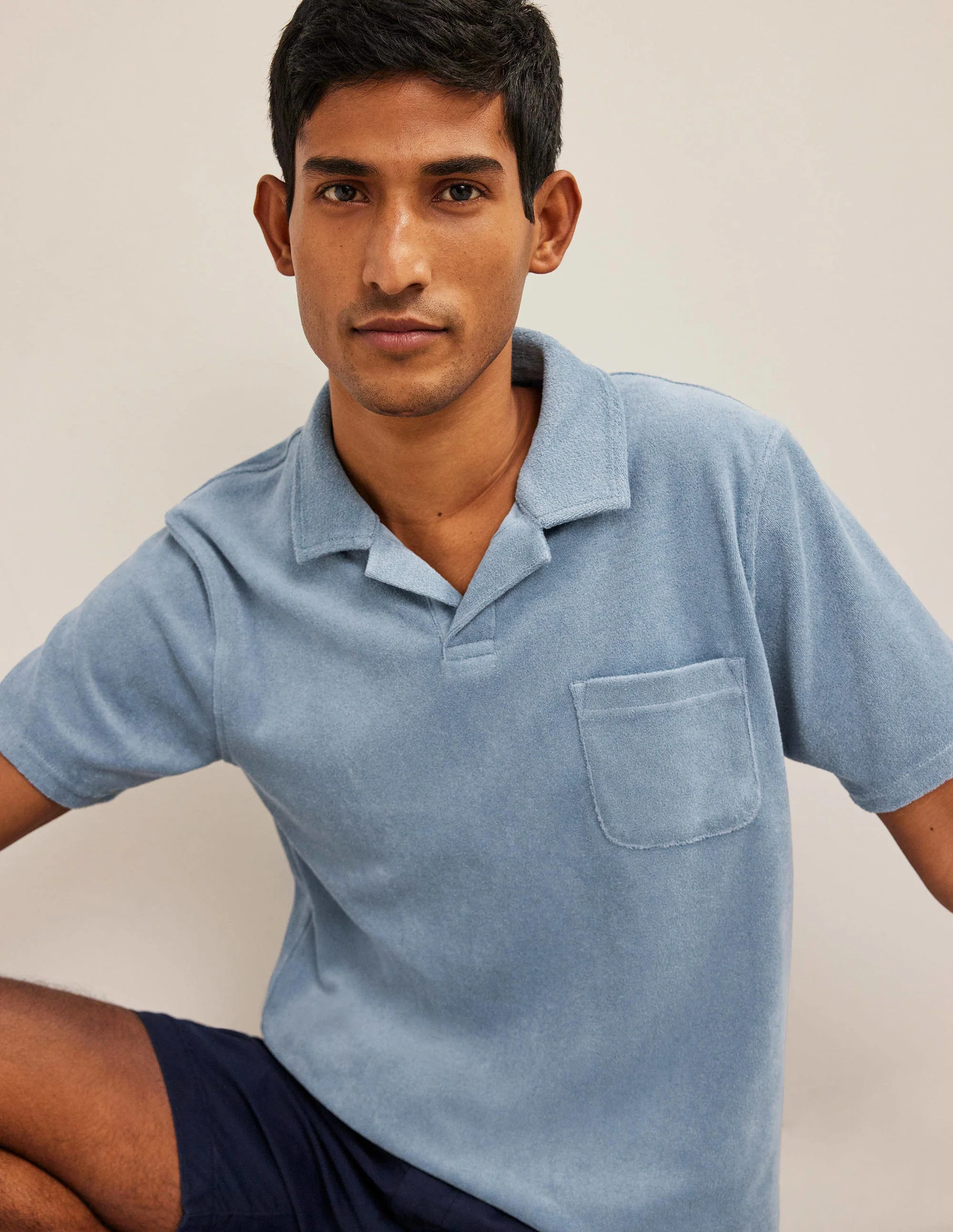 Frottee-Poloshirt mit offenem Kragen-Kapitänsblau