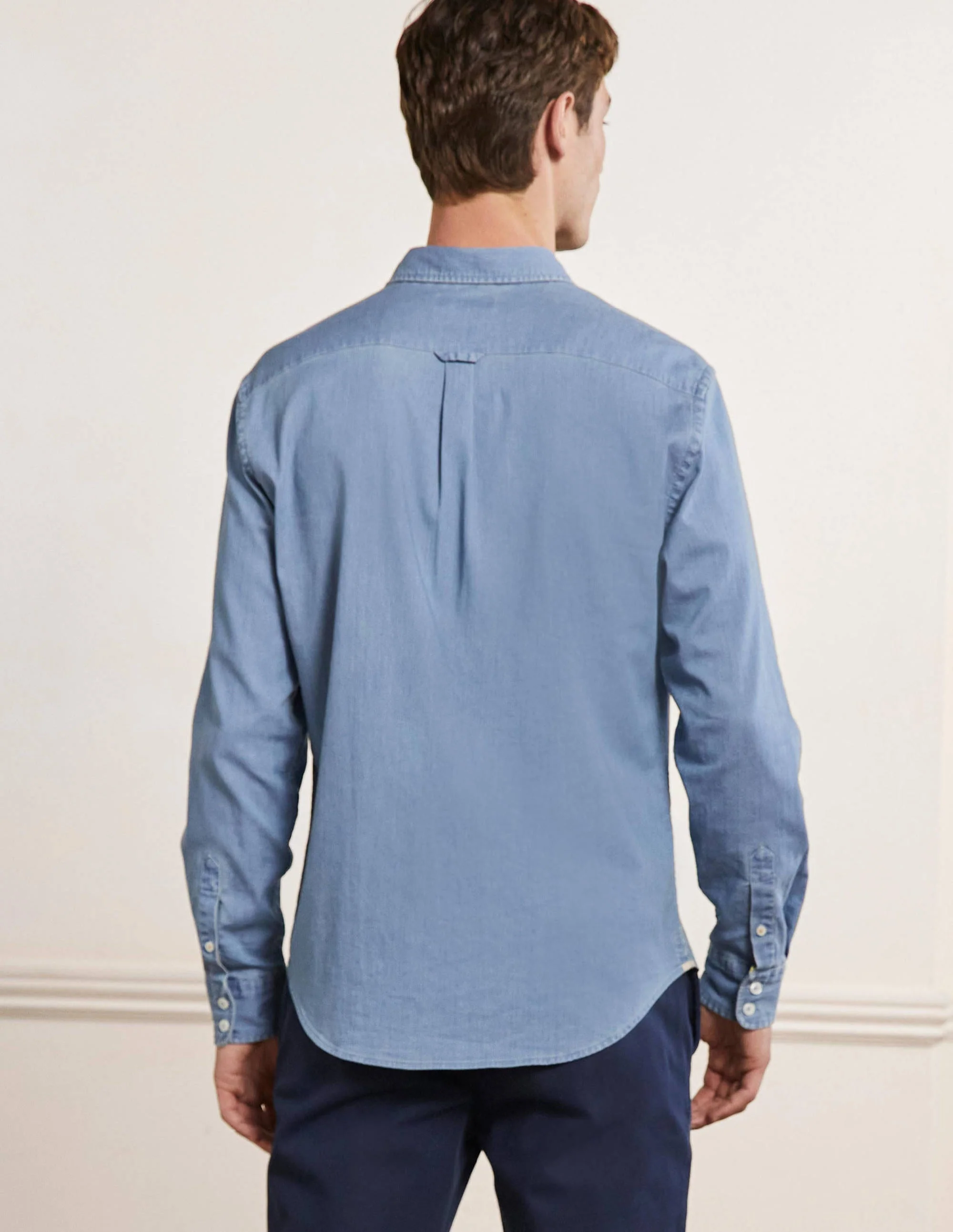 Jeanshemd mit Cutaway-Kragen-Hellblauer Faux-Uni - Image 3