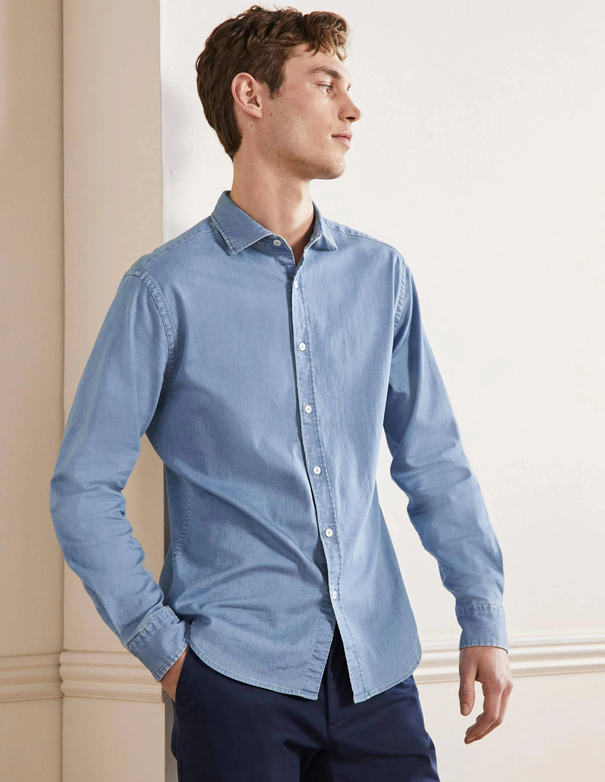 Jeanshemd mit Cutaway-Kragen-Hellblauer Faux-Uni - Image 4