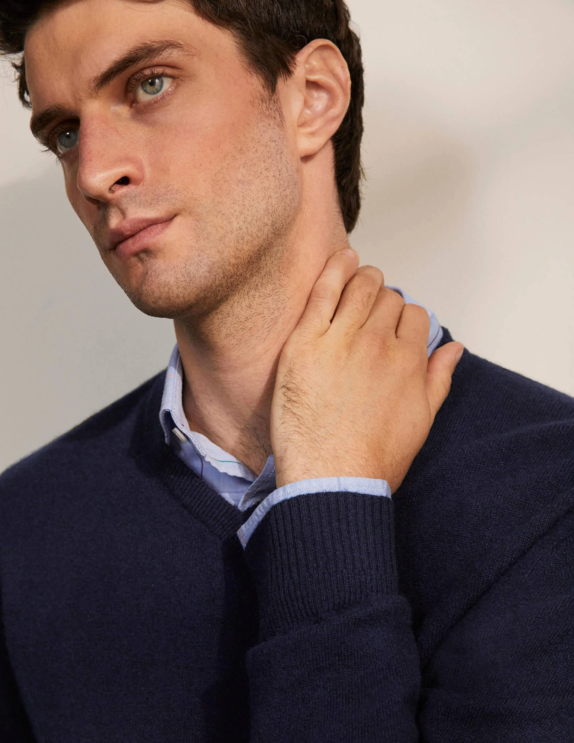 Kaschmirpullover mit V-Ausschnitt-Marineblau - Image 4