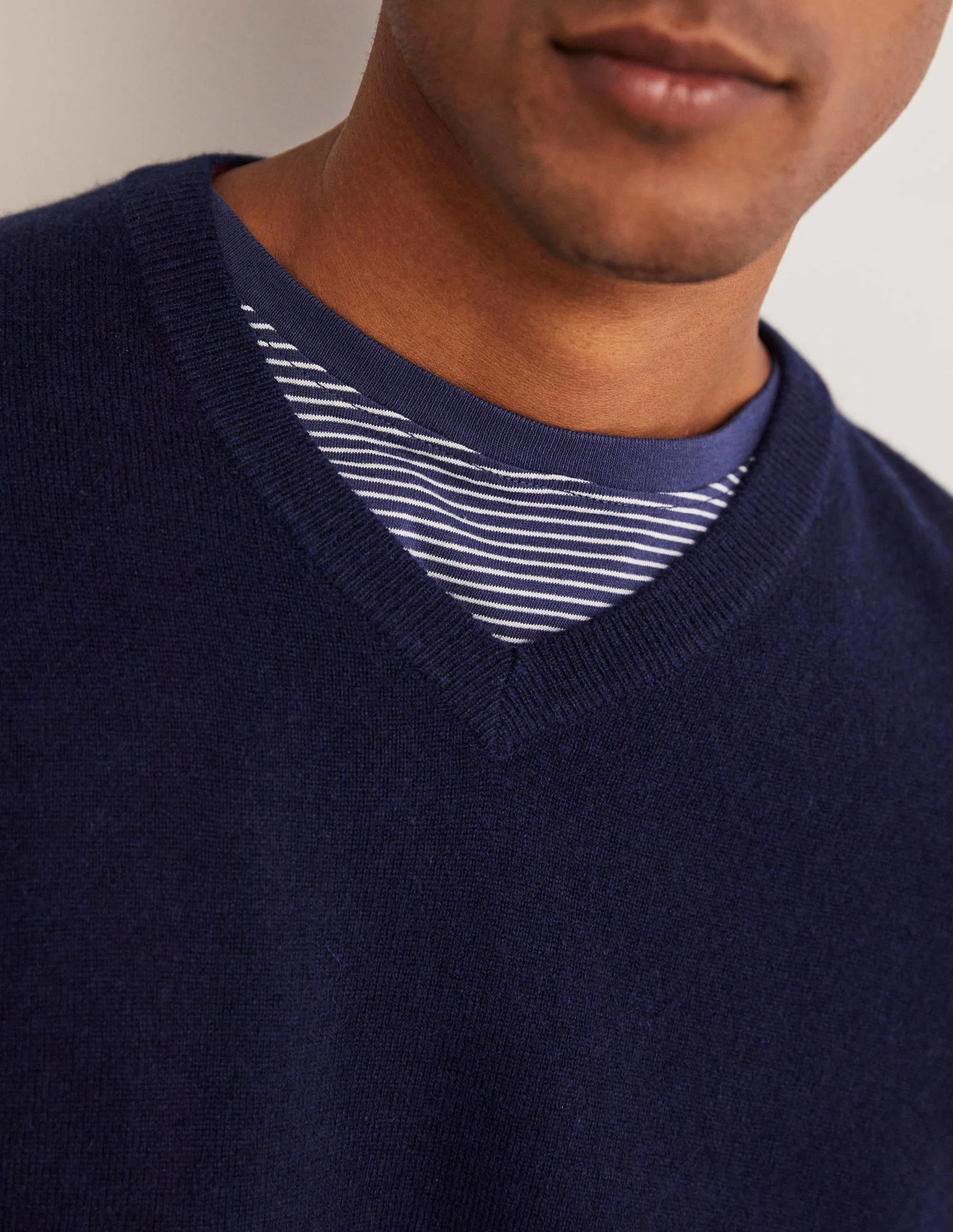 Kaschmirpullover mit V-Ausschnitt-Marineblau - Image 2