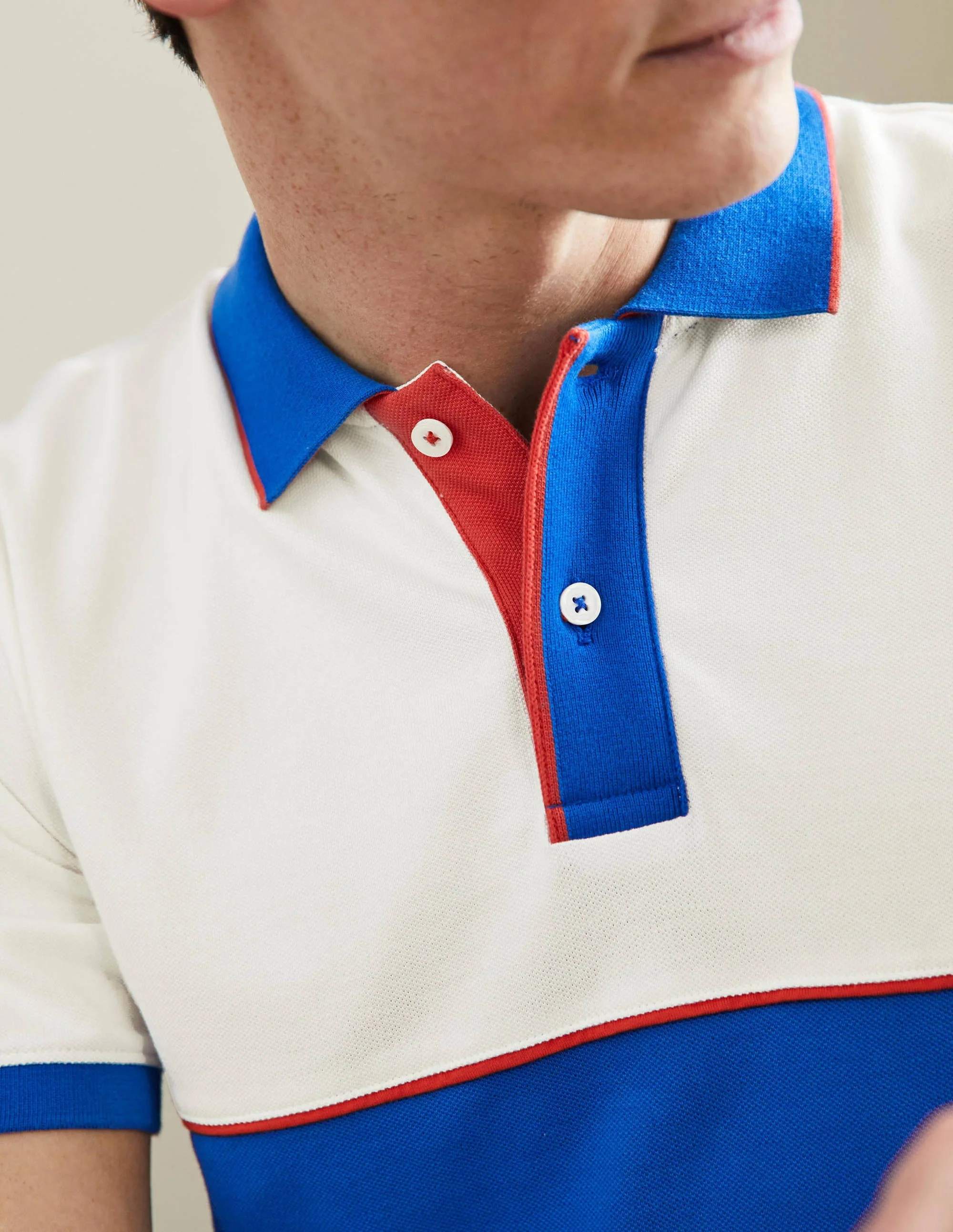 Piqué-Poloshirt-Schneeweiß/Blau, Streifen auf Brusthöhe - Image 2