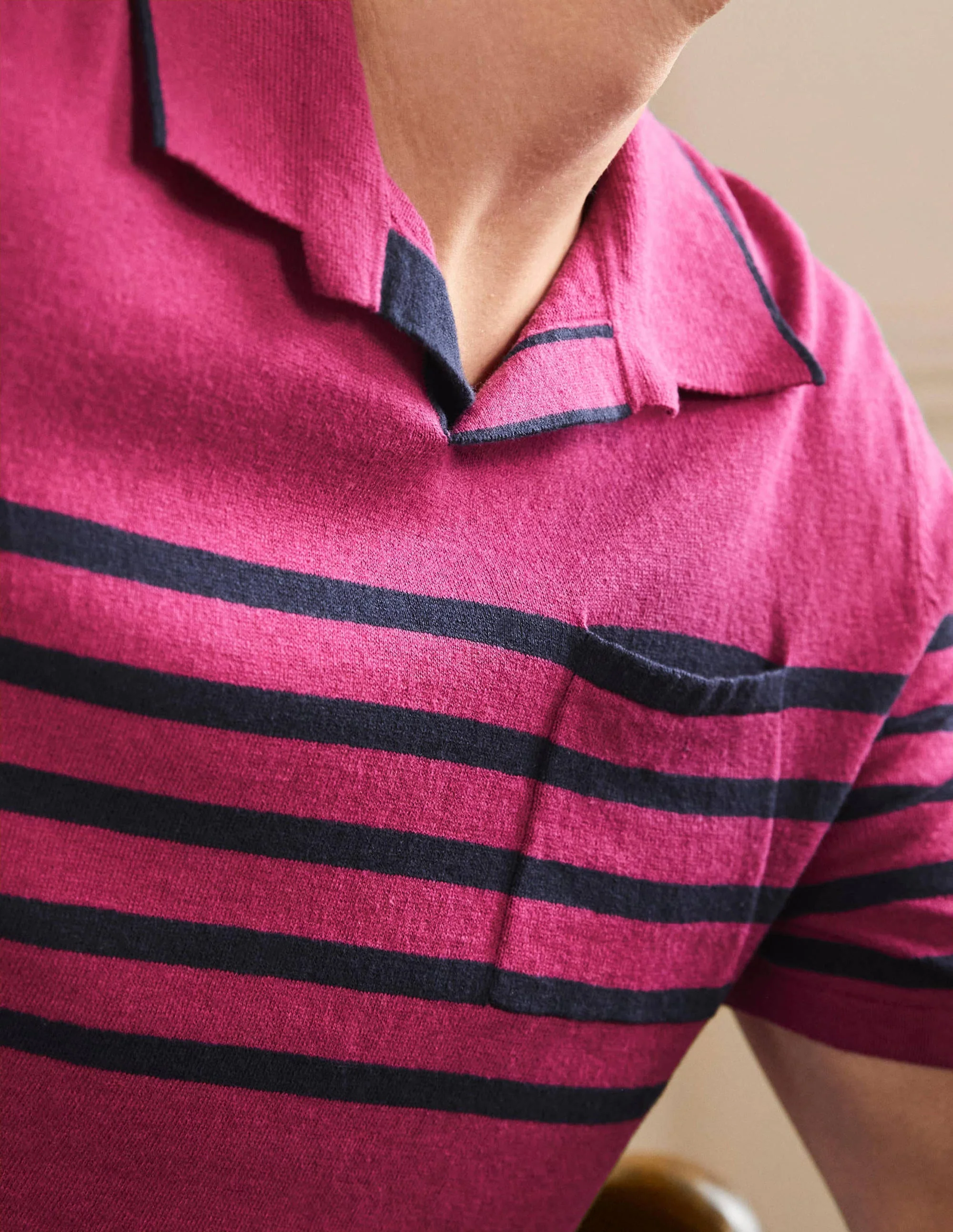 Poloshirt aus Leinenmischgewebe mit offenem Kragen-Altrosa, Streifen auf Brusthöhe - Image 2