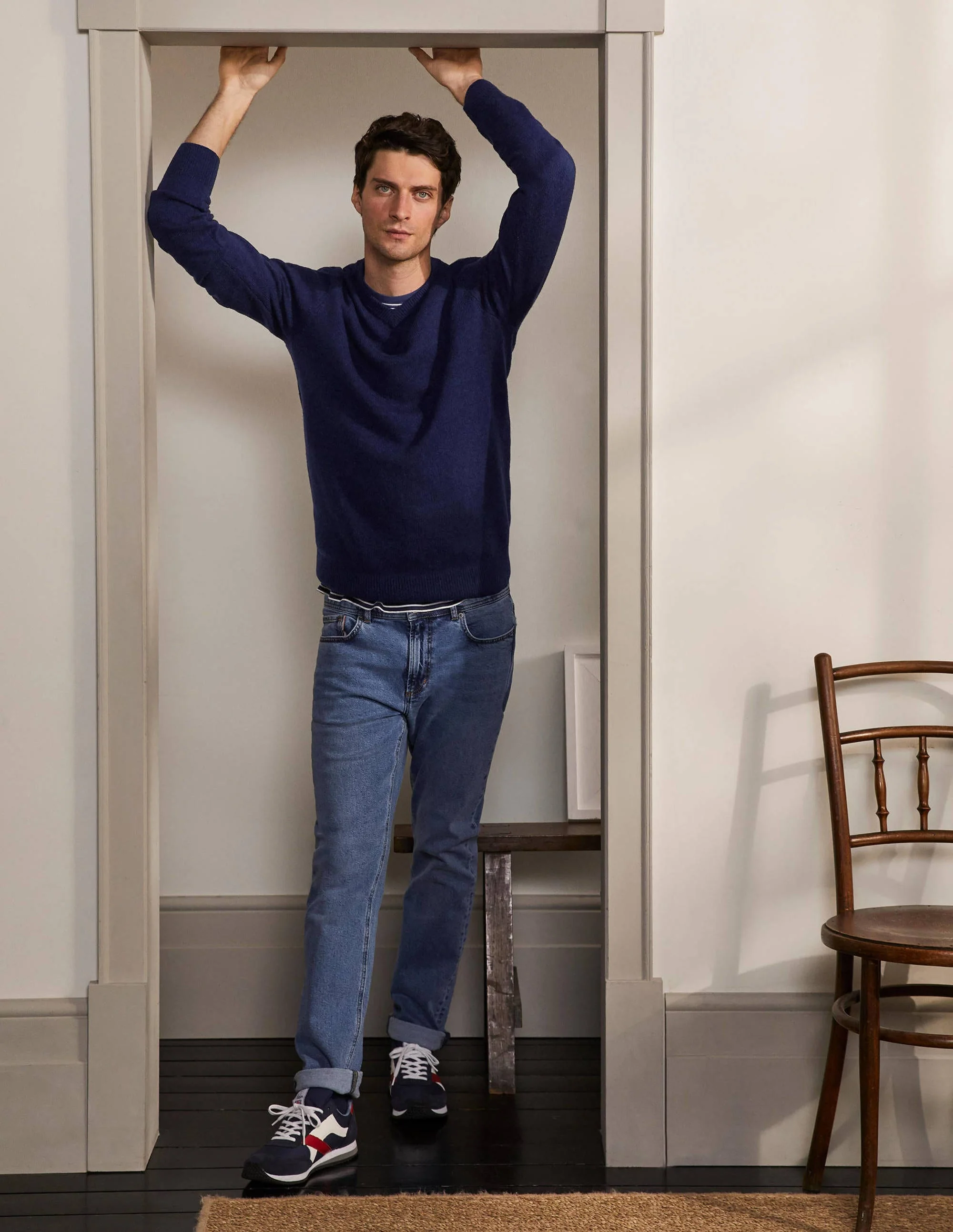 Pullover aus Lammwolle mit V-Ausschnitt-Weltraum-Navy - Image 2
