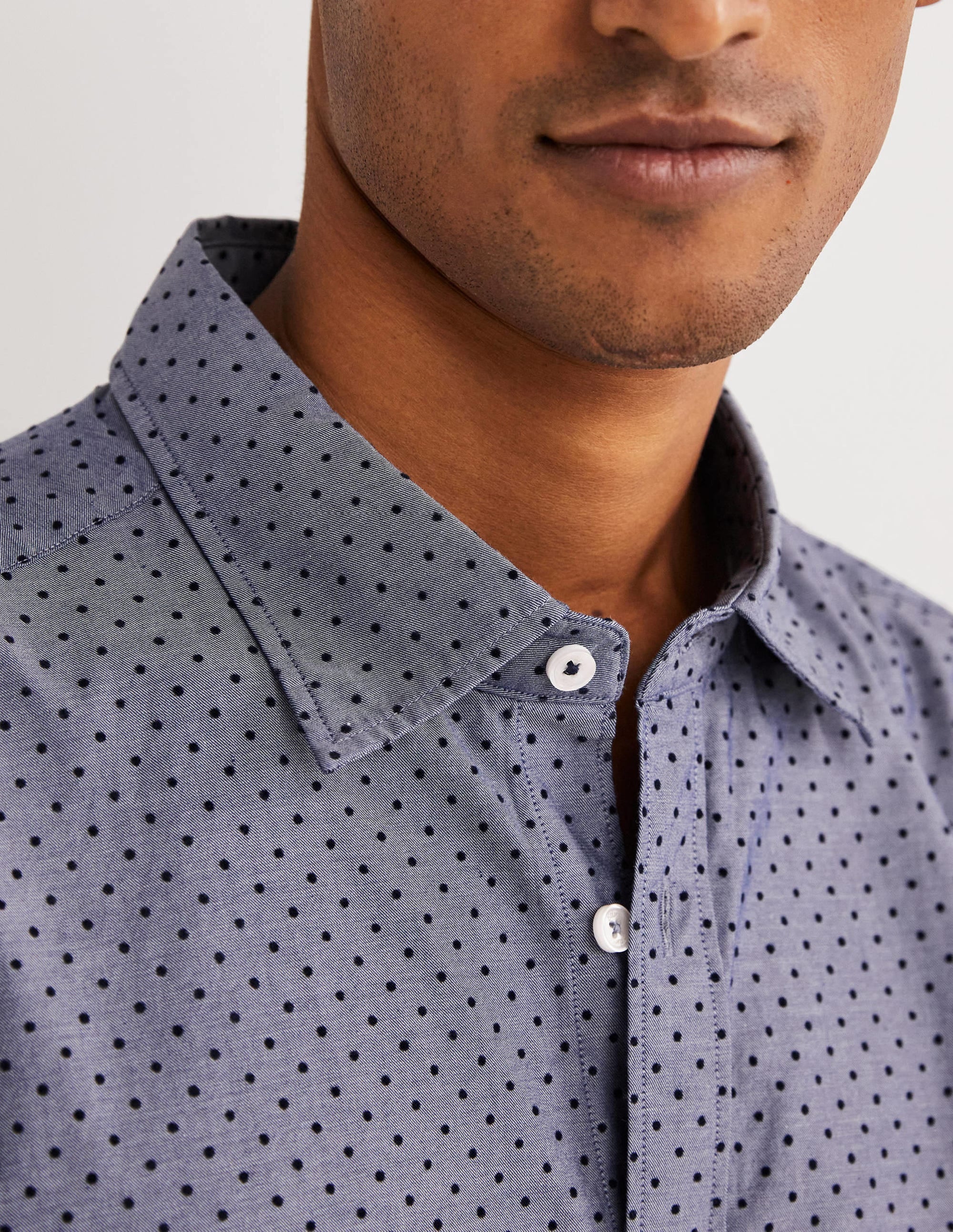 Schmal geschnittenes Hemd aus Twill mit Cutaway-Kragen-Blau, Geflockte Tupfen - Image 2