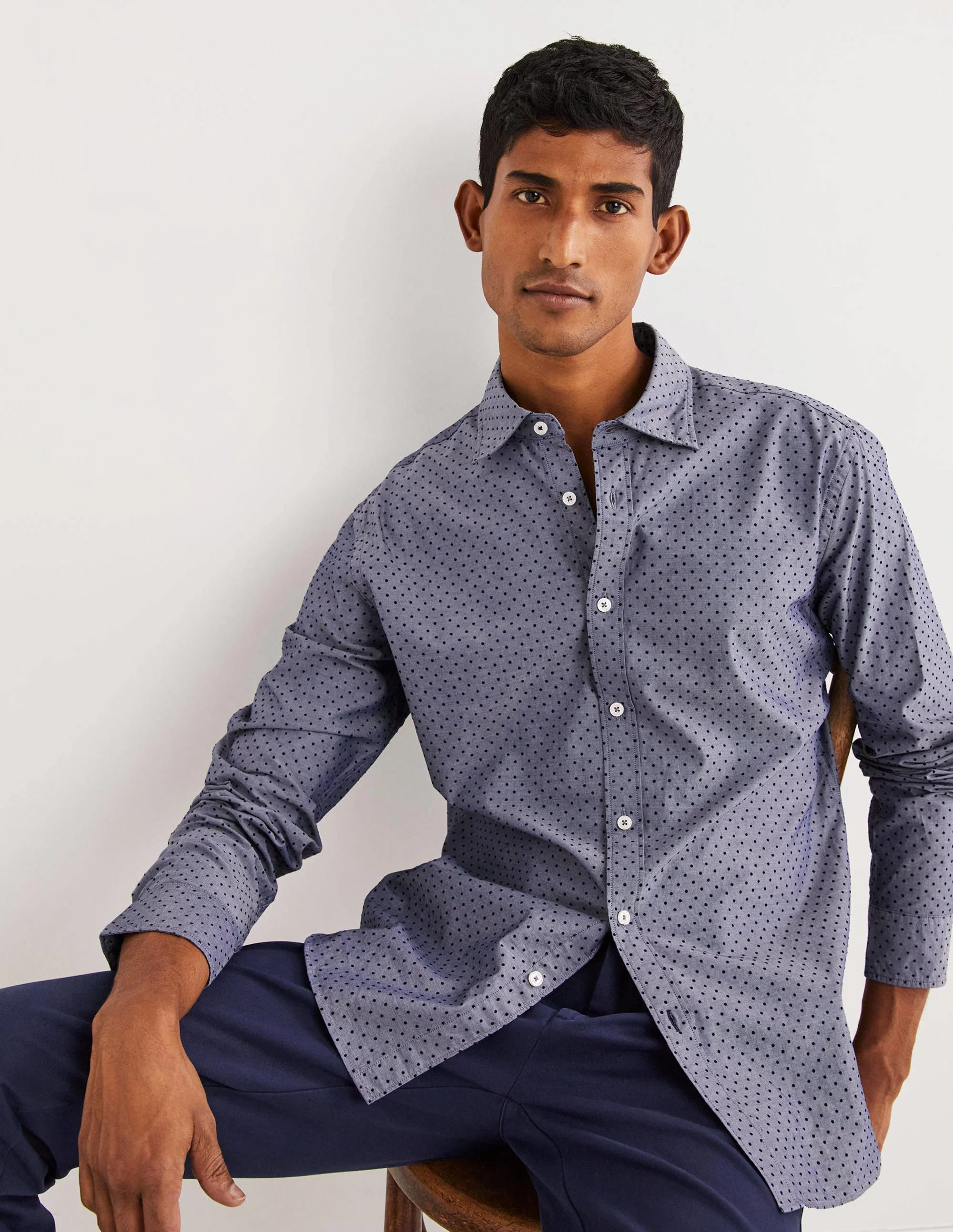 Schmal geschnittenes Hemd aus Twill mit Cutaway-Kragen-Blau, Geflockte Tupfen - Image 4