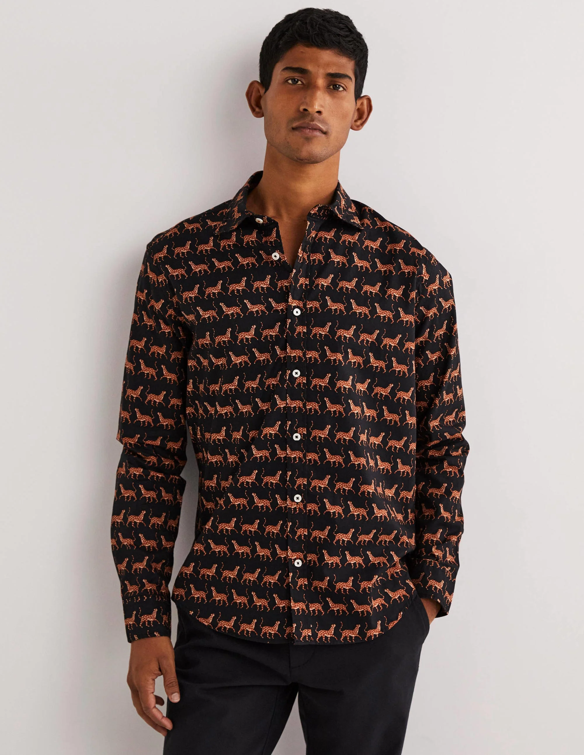 Schmal geschnittenes Hemd aus Twill mit Cutaway-Kragen-Leoparden