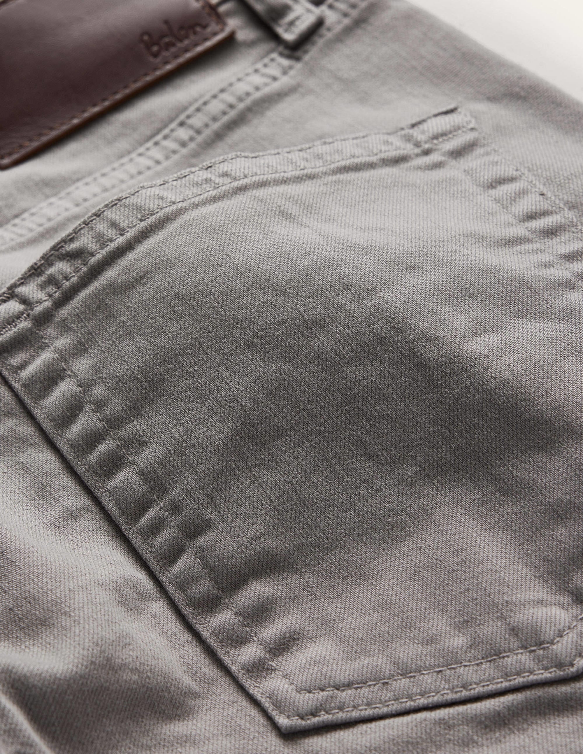 Stückgefärbte Jeans im Five-Pocket-Design-Steingrau - Image 6