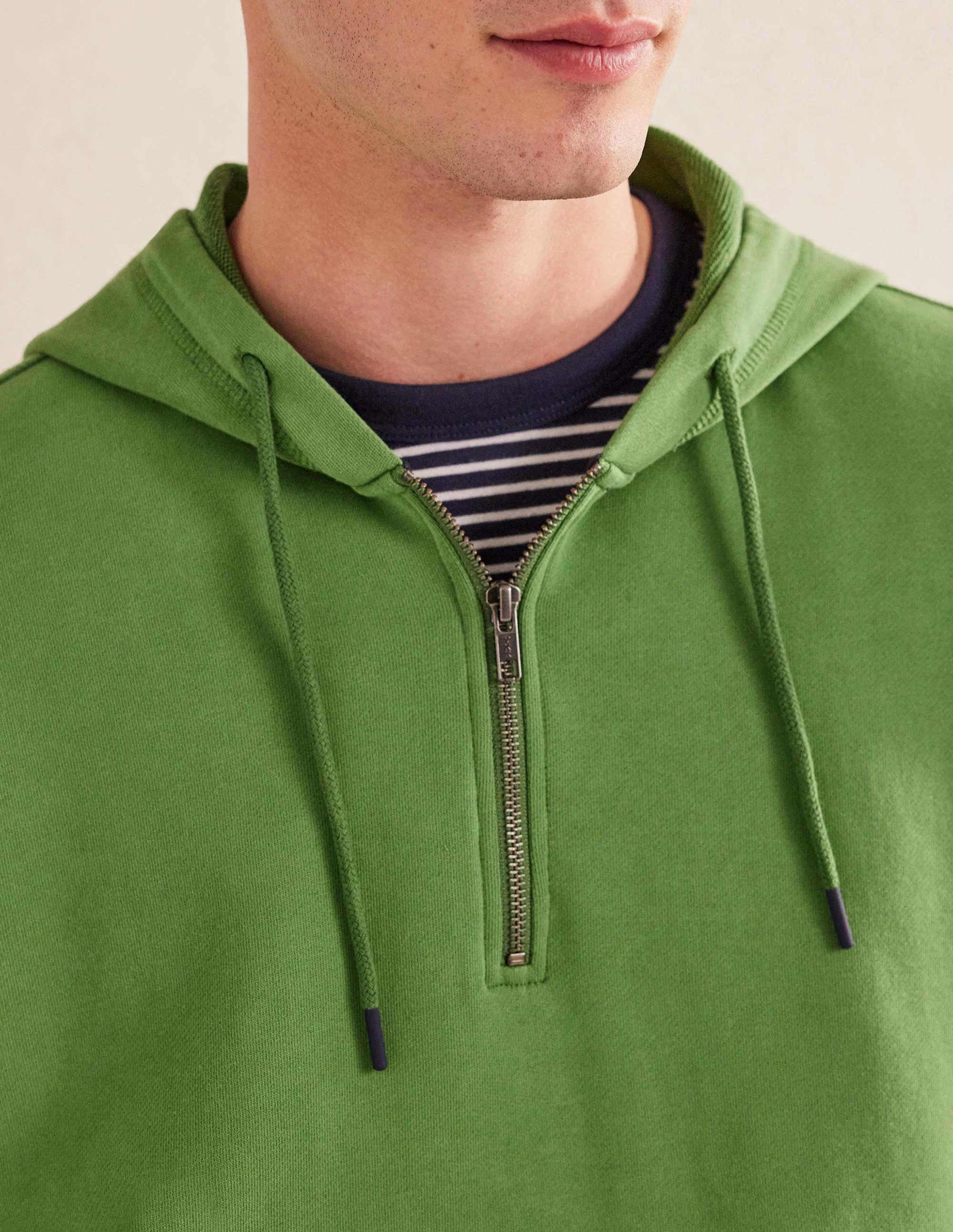 Stückgefärbter Hoodie mit halbem Reißverschluss-Safarigrün - Image 2