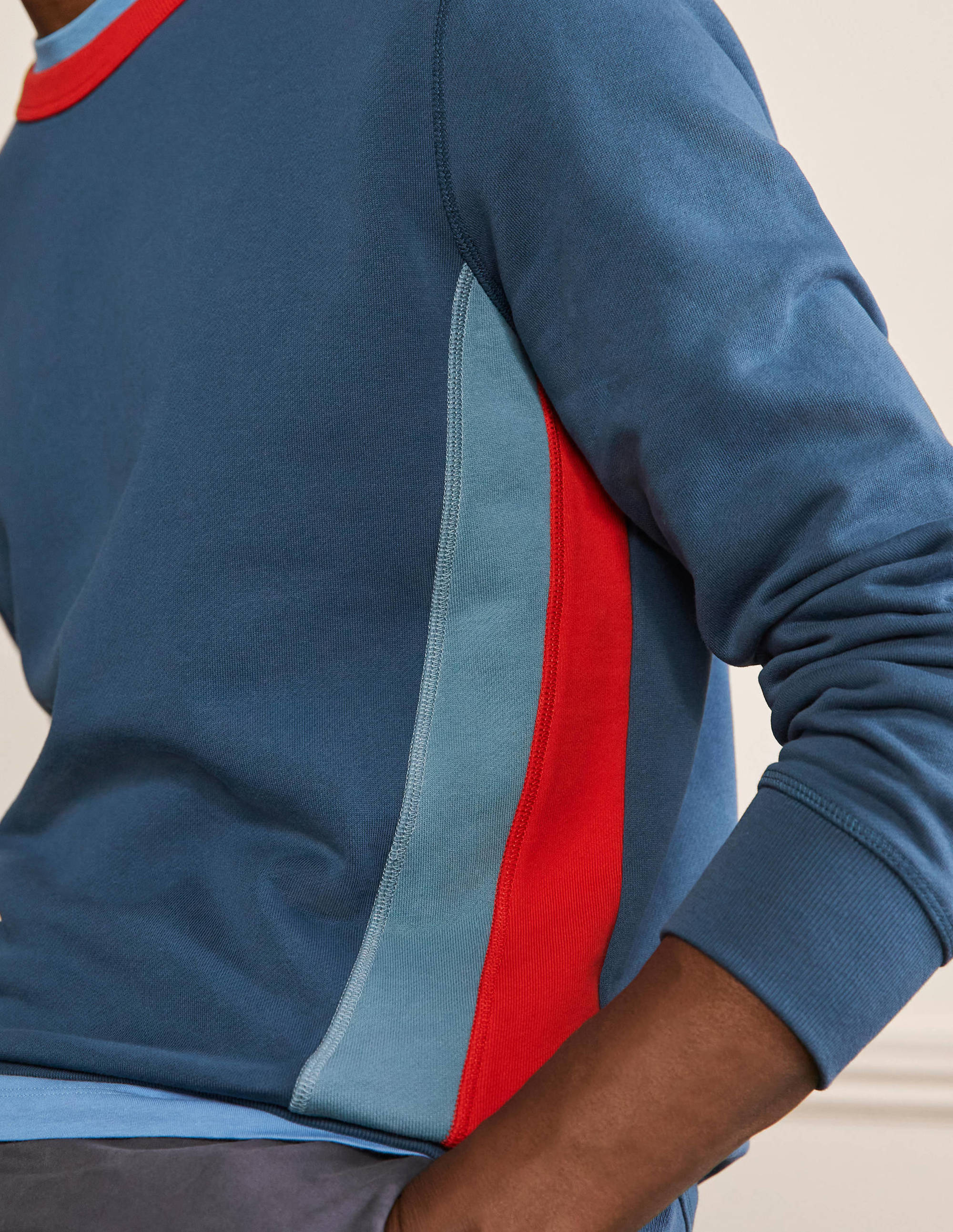 Sweatshirt mit Seitenstreifen-Blaugrau/Rot, Seitenstreifen - Image 2